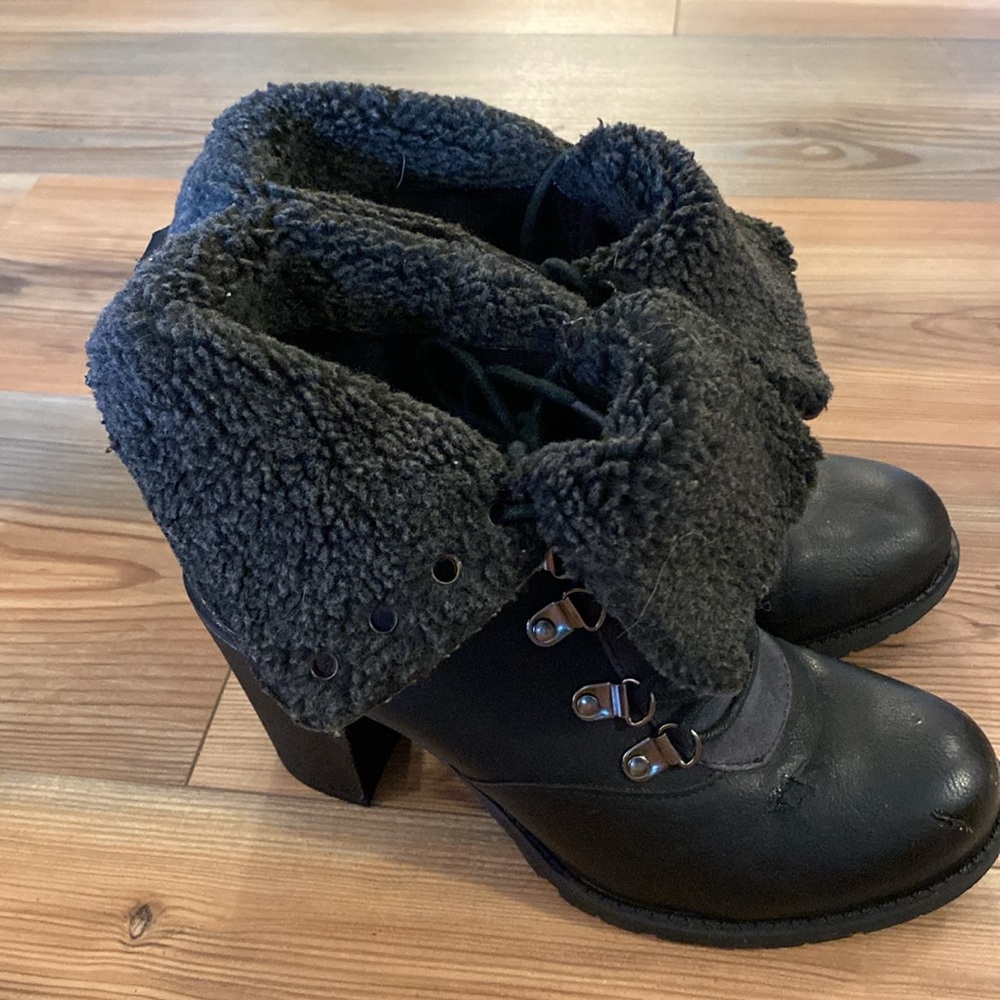SALE 🎉 Vtg Y2K Report heeled hiking boots with fold-over cuff size 7